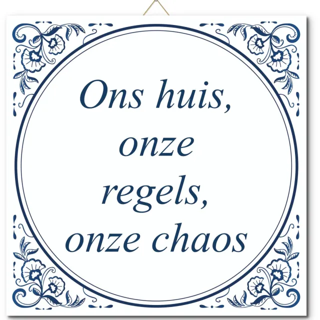 De Tegeltjesfabriek Tegeltje: Ons huis, onze regels, onze chaos (met hangertje) wit en blauw