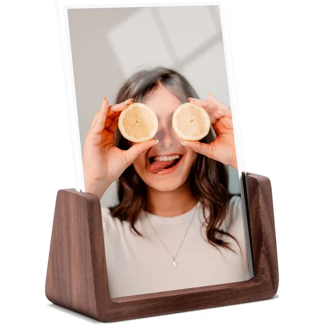 Daity 1 fotolijst van 15 cm - massief houten frame in landelijke stijl - walnootkleurige voet - hoogwaardige acrylglazen afdekking - geschikt voor plaatsing op een bureau of tafel (walnootkleur).