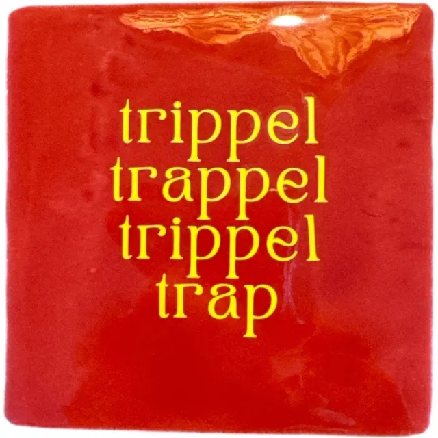 Bij ons onder de panne Hippe tegeltje met tekst: Trippel trappel trippel trap | Rood | Geel | Sinterklaas cadeau | Hippe Spreuktegel | Decoratie Sinterklaas | Sint en Piet | 5 december | Huisdecoratie Sint Sint | Trippel trappel trippel trap