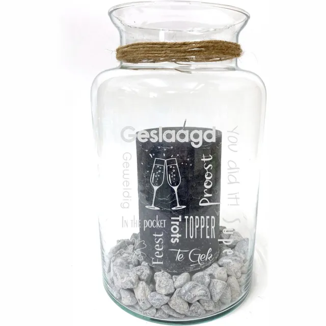 SandD-art Windlicht/Vaas met tekst gravure: GESLAAGD. Zonder kaars en stenen. Cadeau-geslaagd-diploma-bul-afgestudeerd. Het formaat is 30cm, 16cm doorsnede. Helder glas