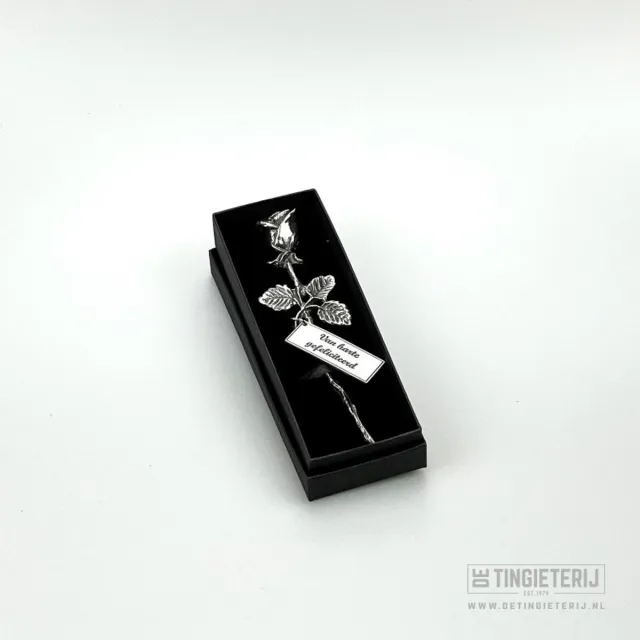 De tingieterij Roosje met label ''Van harte gefeliciteerd'' - Verjaardagscadeau - Felicitatie - Symbolisch cadeau Zilver