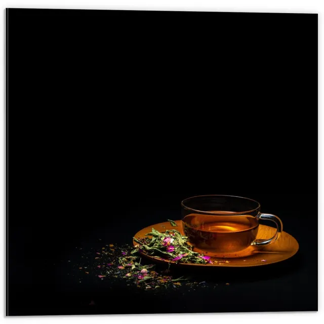 KuijsFotoprint Dibond - Kopje Thee met Bloemen met Zwarte Achtergrond - 50x50cm Foto op Aluminium (Met Ophangsysteem) Groen