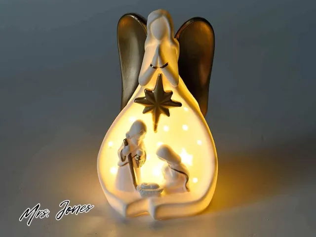 Mrs. Jones Deluxe edition Kerststal wit keramiek gouden details ledlampen 105x9x18 H Zie foto's