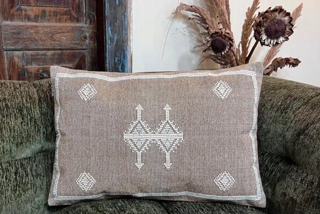 Rozenkrans Sabra style kussen bruin 60cm x 40cm. Sierkussen inclusief vulling
