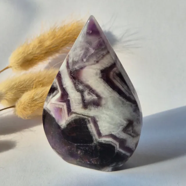 Moonlight Gemstones Dream Amethist - Druppelvormige Drop Staande Edelsteen Kristal - 121gram Meerkleurig