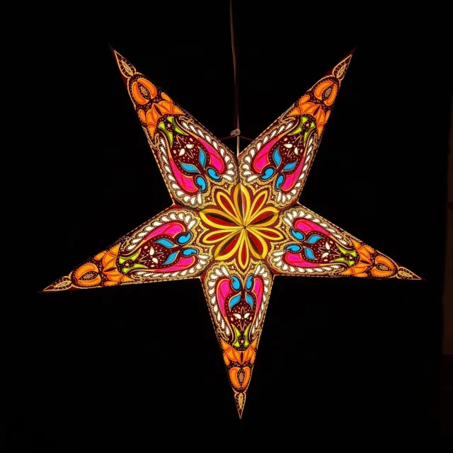 MoreThanHip Kerstster papier met verlichting - 60 cm diameter, 24 cm diep – Kerst ster voor binnen – Ganesha Chocolade Blauw Multicolour – Incl. USB-LED-verlichtingsset (5 m. snoer, schakelaar en bevestigingsclip) – Kerst Raam decoratie – Kerstversiering