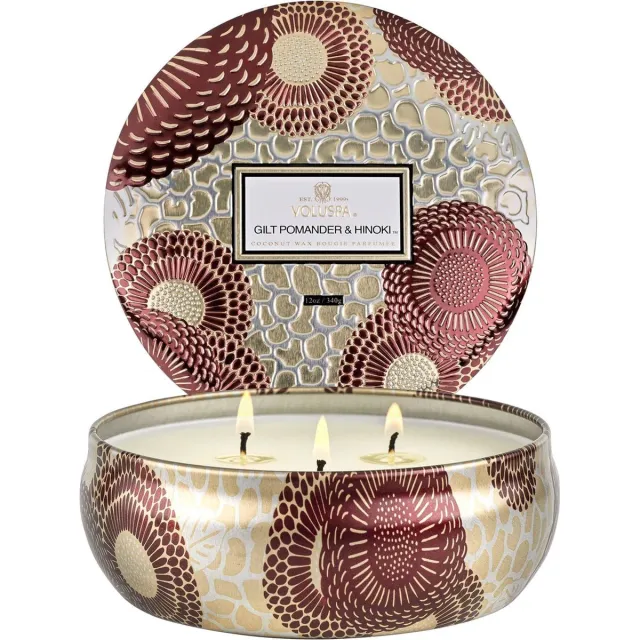 Voluspa Gilt pomander & Hinoki 3-Wick Tin Candle Goud