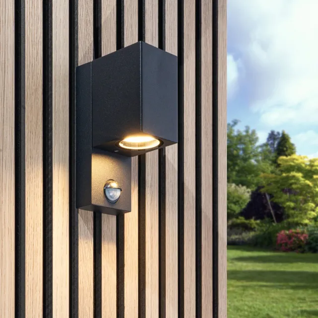 HOFTRONIC Marion PIR Sensor buitenlamp - Incl. Bewegingssensor en schemerschakelaar - GU10 fitting - Zwart - IP65 Waterdicht - Kubus Wandlamp met sensor - schuttingverlichting (170 x 70 x 105 mm)