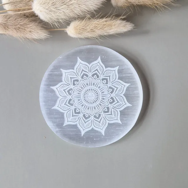 Moonlight Gemstones Seleniet Edelsteen Oplaadschijf met Spirituele Gravering – 10 cm Meerkleurig