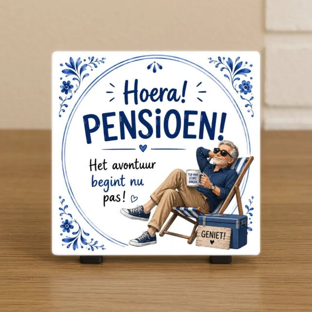 CreaCraft Spreuktegel: Hoera pensioen! Man – Grappig tegeltje met tekst - Cadeau voor ouders, Pensioen, verjaardag, sarah, abraham – Delfts blauw - Wenstegeltje – Brievenbuscadeau - CreaCraft Hoera pensioen! Man delfts blauw