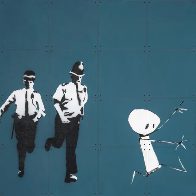 IXXI The Chase, Banksy - 80 x 80 cm - Grote wanddecoratie en posters - Pop art, Street art, Illustraties, Mancave, Woonkamer, Stad Monochroom / Warme kleuren / Blauw