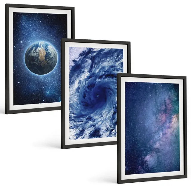 Coloray 3-Delige Schilderij Set - Aarde In Een Ruimtestorm En Sterrenstelsel - 40 x 60 cm - Decoratieve Schilderijen - Wanddecoratie - Hal - Muurdecoratie Zwarte lijst