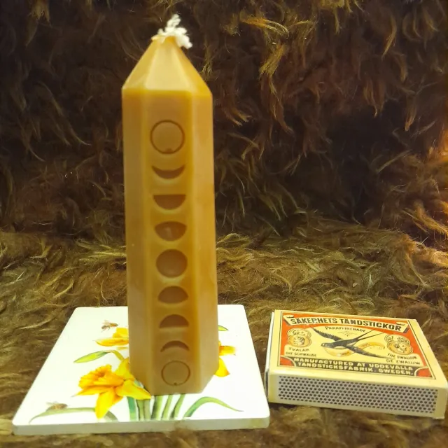 cailleagh's candles and gifts Bijenwas kaars, Hexagon toren met maanstanden geel