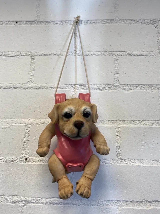 Impuls Polyresin hangend (tuin) dier "hond" - hond + roze - hoogte 40x17x11 cm - ophangtouw - Voor binnen of buiten - Tuinaccessoires - Woonaccessoires