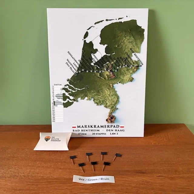 De Routeprikker Officiële Marskramerpad Routeprikker (LAW 3) - Wandeling Bad Bentheim naar Den Haag - Wandelkaart met vlaggetjes - 22x30 cm - Zonder Baklijst Wit / Groen / Bruin