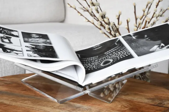 Hoa Transparante - Clear asymmetrisch kruisstandaard voor koffietafel - Boekenstandaard Gekanteld- clear boek kruis standaard - Bookstand - boekenstandaard - Boekensteun - Boekenhouder - Boek houder - Relatie geschenk - Perfect Cadeau