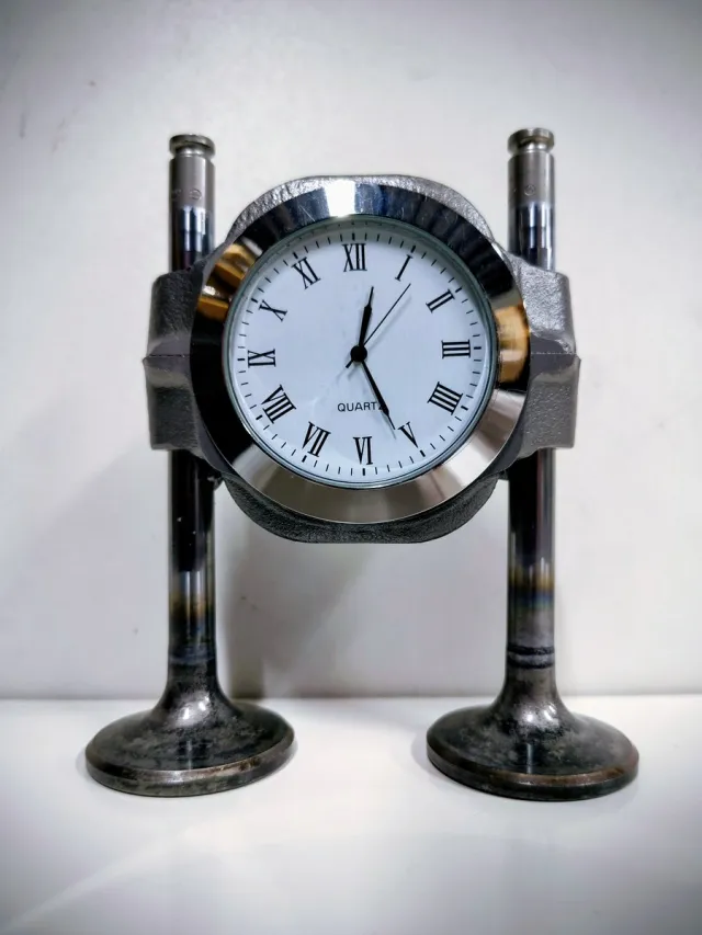 Paul's Car Art Tiny Time - Klokje - Automobilia - handgemaakte industriële upcycle-klok van auto onderdelen Grijs