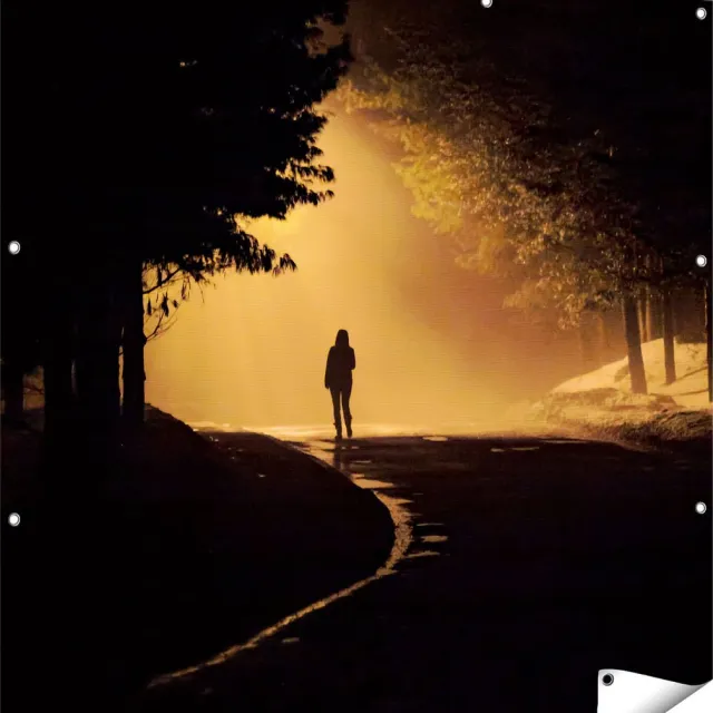 Gards Tuinposter Persoon op een Donkere Weg in het Bos - 120x120 cm - Tuindoek - Tuindecoratie - Wanddecoratie buiten - Tuinschilderij Multikleur