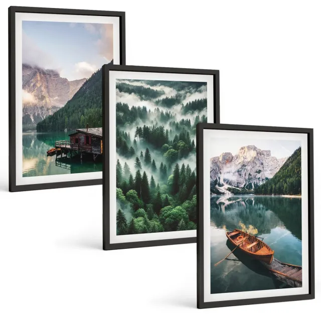 Coloray 3-Delige Schilderij Set - Berglandschap Met Een Meer, Een Boot En Een Bos In De Mist. - 40 x 60 cm - Moderne Wanddecoratie - Woonkamer Zwarte lijst