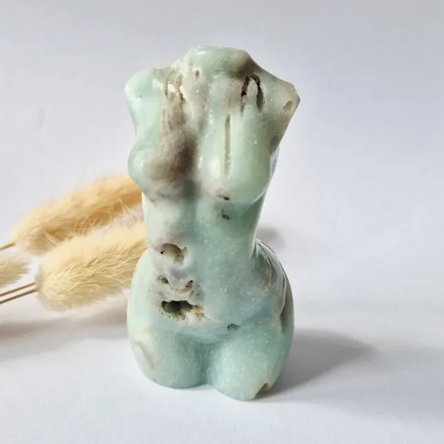 Moonlight Gemstones Caribbean Calciet vrouwenbeeldje 8 cm (#35) – handgeslepen edelsteen goddess carving Groen