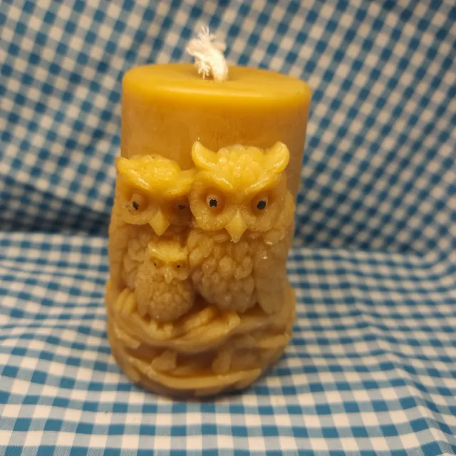 cailleagh's candles and gifts Bijenwas stompkaars met uilenfamilie geel