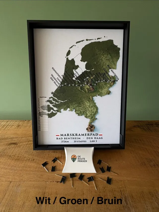 De Routeprikker Officiële Marskramerpad Routeprikker (LAW 3) - Wandeling Bad Bentheim naar Den Haag - Wandelkaart met vlaggetjes - 30x40 cm - Incl. Baklijst Wit / Groen / Bruin