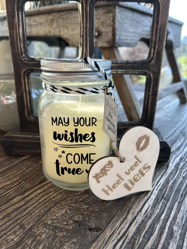 Creaties van hier Black & White scented candles May your wishes met houten hartje – 13,5 cm – vanille