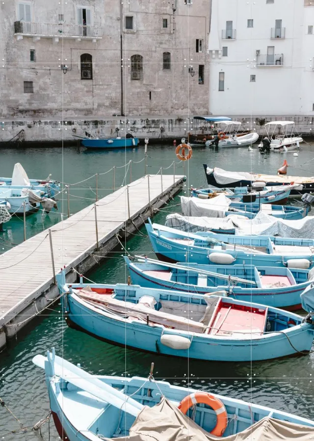 IXXI Port in Italy, Photolovers - 100 x 140 cm - Grote wanddecoratie en posters - Fotografie, Woonkamer, Eetkamer, Gebouwen, Stad, Boten & Schepen Koele tinten / Blauw