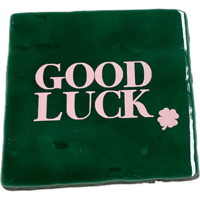 Bij ons onder de panne Hippe tegeltje met tekst: Good Luck | Dennengroen met pastel roze | Gepersonaliseerde cadeau | Hippe Spreuktegel | Nieuwe woning cadeau | Housewarming cadeau