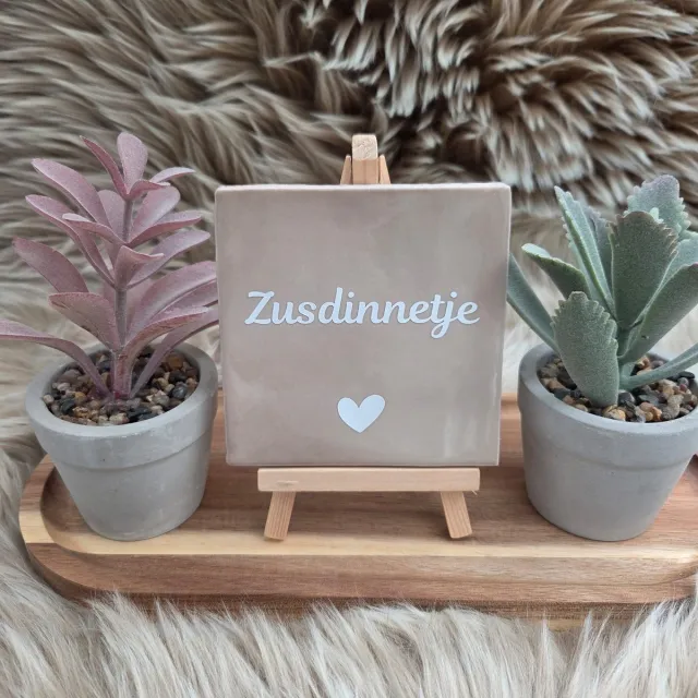CreaCraft Robuust Wenstegeltje – Zusdinnetje – 10x10 cm – Lief Cadeau voor Zus of Beste Vriendin – Stijlvolle Wanddecoratie met Betekenis – Trendy nu – Decoratief Tegeltje met Standaard – Cadeau Idee Beige/Wit