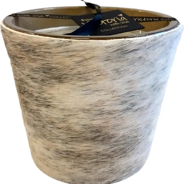VICTORIA WITH LOVE BY PHILLINE.BE Victoria with Love - Kaars - Geurkaars - Peper en zout - Medium - Glas bekleed met echt koevel - Indoor OFF WHITE PEPER EN ZOUT