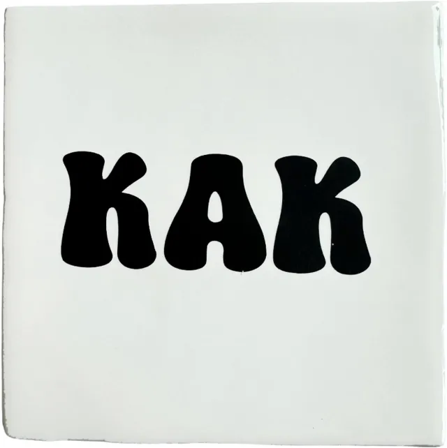 Snoes Spreuktegel – KAK. – Wit met Zwart – Hippie Style Font – Inclusief Gratis Plakhaakje – Handgemaakt Keramiek 10x10 cm – Minimalistisch Cadeau – Grappige Wanddecoratie Toilet Kak Hippie