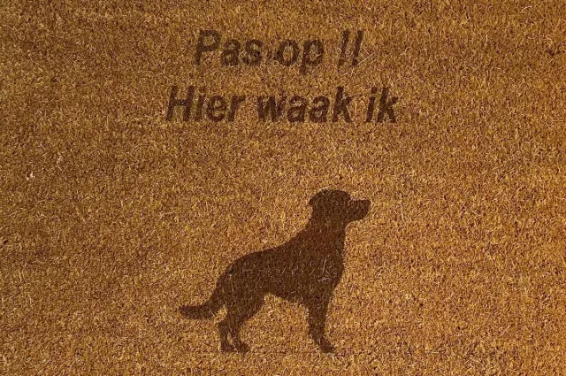 De Lange Trading Deurmat met tekst - Deurmat kokos - Deurmat binnen - Pas op!! Hier waak ik - 40x60 cm - Kleur bruin - Humor - Hond - Grappig