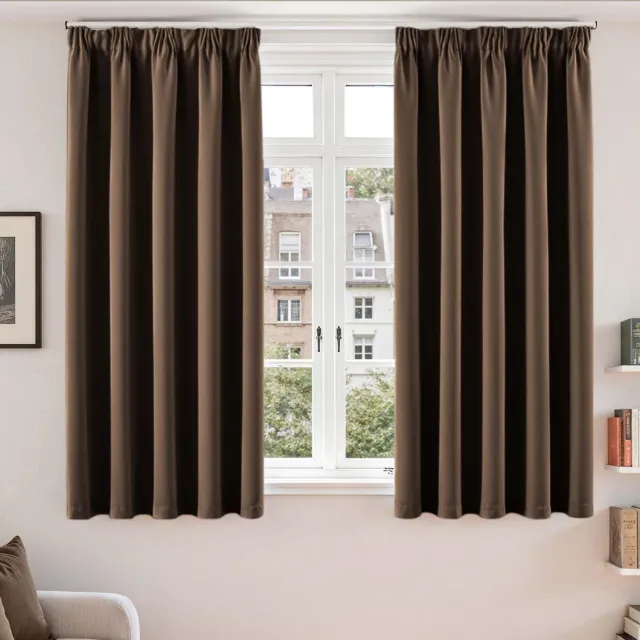 Famanu Set van 2 ondoorzichtige gordijnen met plooiband, 160 x 140 cm, bruin, biedt effectieve verduistering en privacy, perfect voor verschillende inrichtingsstijlen en eenvoudig te onderhouden