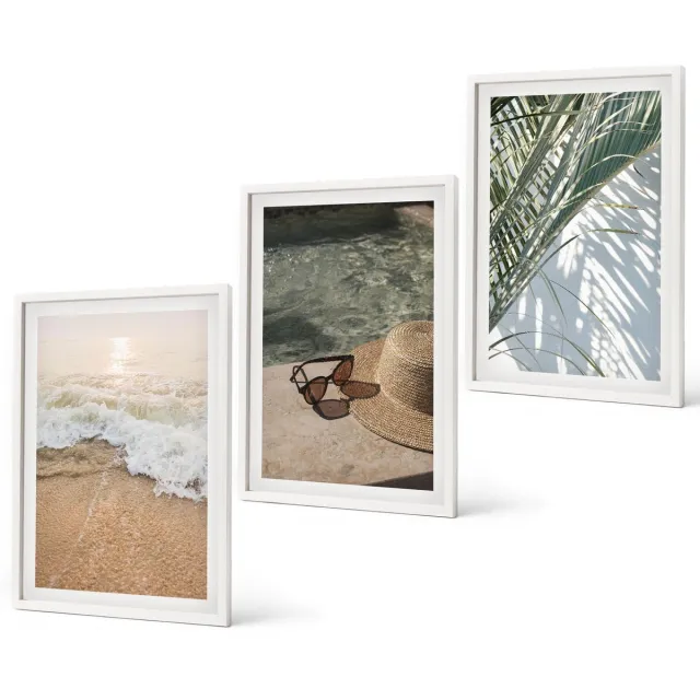 Coloray 3-Delige Schilderij Set - Water Strandhoed En Zonnebril Bladeren - 40 x 60 - Stijlvolle Muurdecoratie - Slaapkamer - Interieur Decoratie Witte lijst