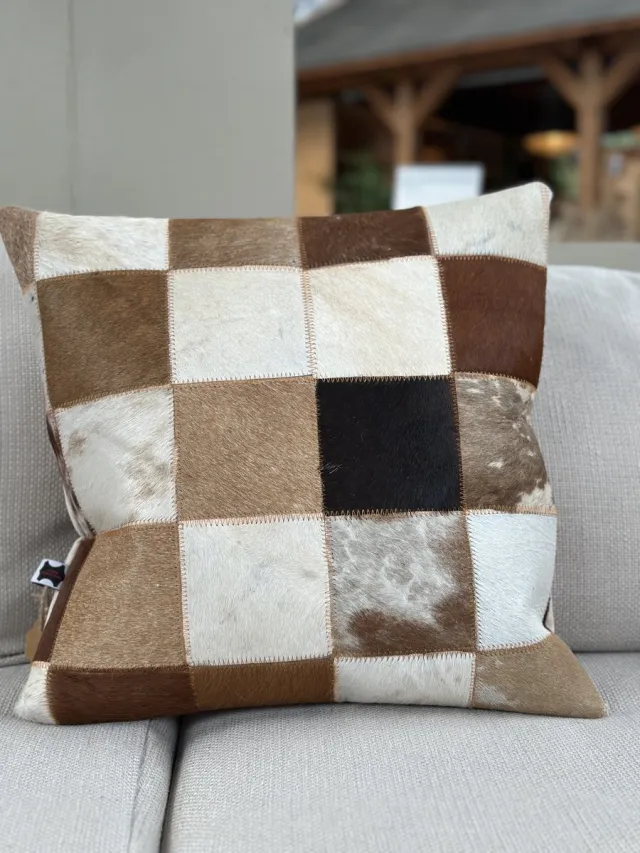Laura Decoratie koeienhuid sierkussen patchwork - echt leer - beige, bruin, wit - 45cm x 45cm