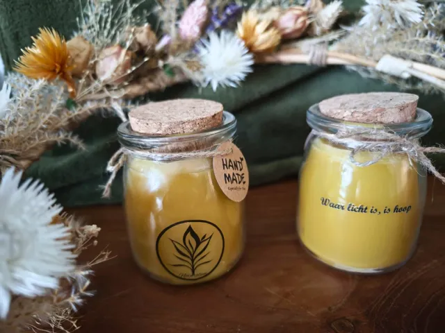 Naturalum 100% bijenwas kaars in glas - met tekst 'Waar licht is, is hoop' Geel