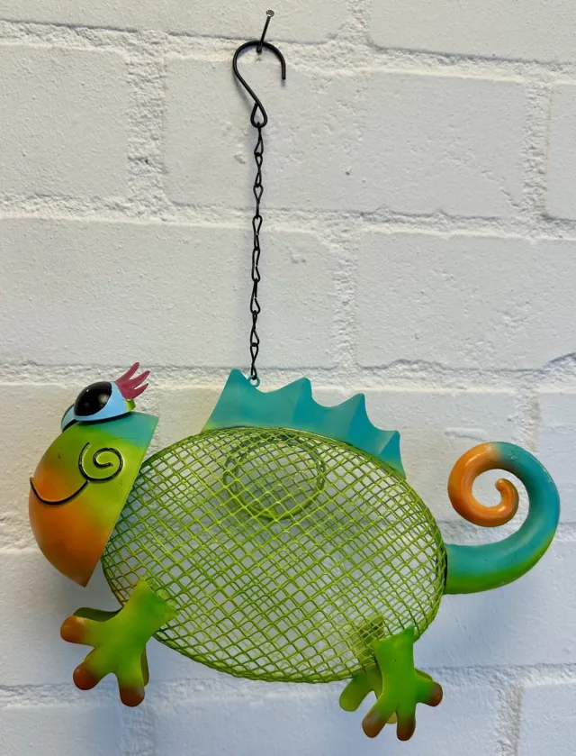 Impuls Decoratief metalen voederhuisje "leguaan" - metaal - meerkleurig - hoogte 34 cm x 30 x 1 cm - met metalen ophanghaak - Voor binnen of buiten - Woonaccessoires - Tuinaccessoires Meerkleurig - leguaan