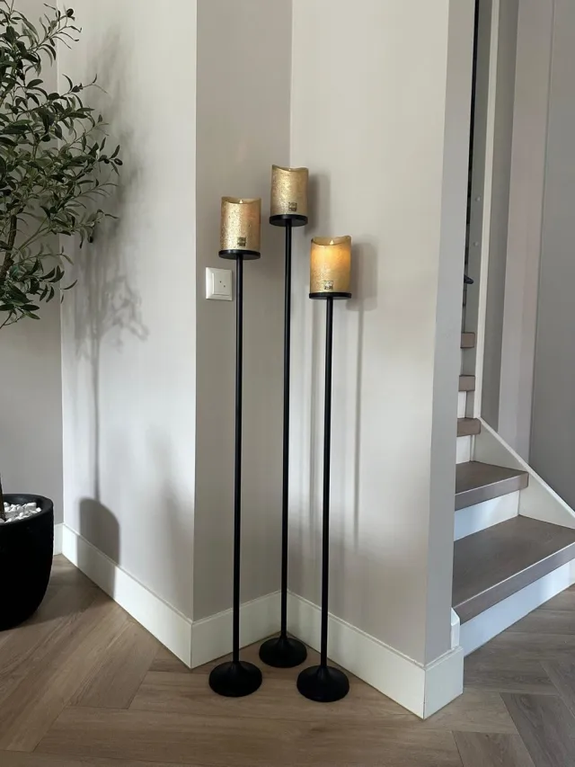 Branded By/PTMD Vloerkandelaren set van 3 stuks zwart incl. gouden LED candles Kandelaar Stompkaars - 120cm 110cm en 100cm - vloerkandelaar - kaarsenstandaard - stompkaarskandelaar-Decembertip-Cadeau moeder 5 december-Kerst cadeau-Sinterklaas cadeau Zwart-goud
