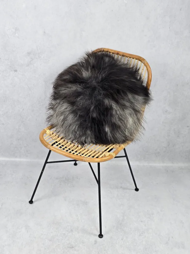Bèèèhst Genôch Kussen – Schapenvacht – IJslands – Exclusieve collectie – Woondecoratie – Grijs – 100% echt natuurlijke wollen vacht – Ø50 cm Grijs, Naturel, Zwart