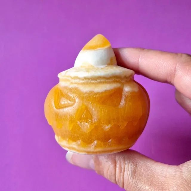 Moonlight Gemstones Honing Calciet Halloween Pompoen met Hoed – ca. 5 cm - Edelsteen Decoratie Meerkleurig