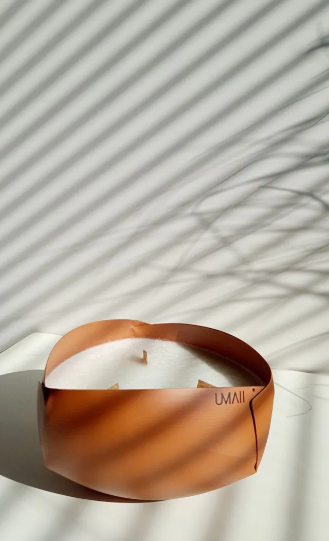 Umaii MAGALIE | Kaars | Olijfwas | Houten Wieken | Metalen Bowl terracotta
