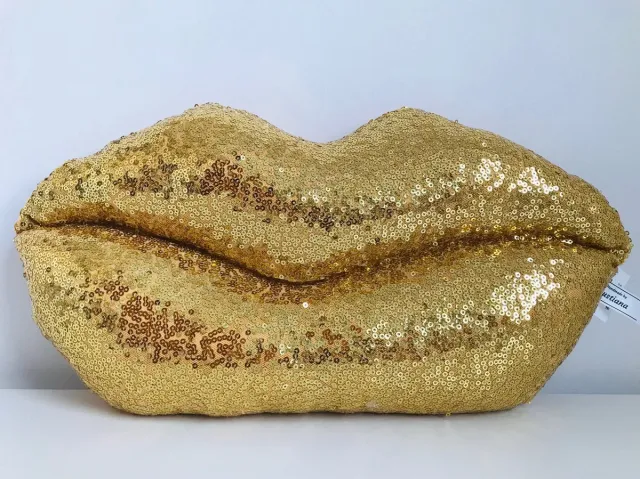 Gustiana Lip kussen - Satijn & Pailletten - Goud - Valentijnscadeau - Moederdag cadeau - Verjaardagscadeau
