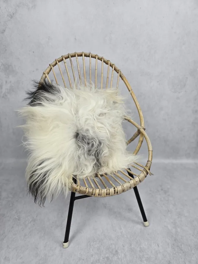 Bèèèhst Genôch Kussen – Schapenvacht – IJslands – Exclusieve collectie - Woondecoratie – Wit, Zwart - 100% echt natuurlijke wollen vacht – 40x40 cm