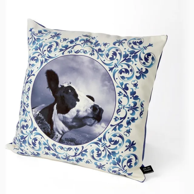 Hugs buitenkussen | Delfts blauw | koe | 50 x 50 | Nederland | uniek tuinkussen | outdoor kussen | waterafstotend wit