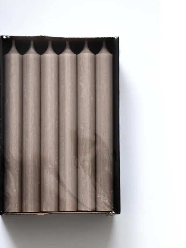 Branded by Dinerkaarsen - Kaarsen - Taupe - 2,1 x 19,5 cm - 6 branduren - 18 stuks
