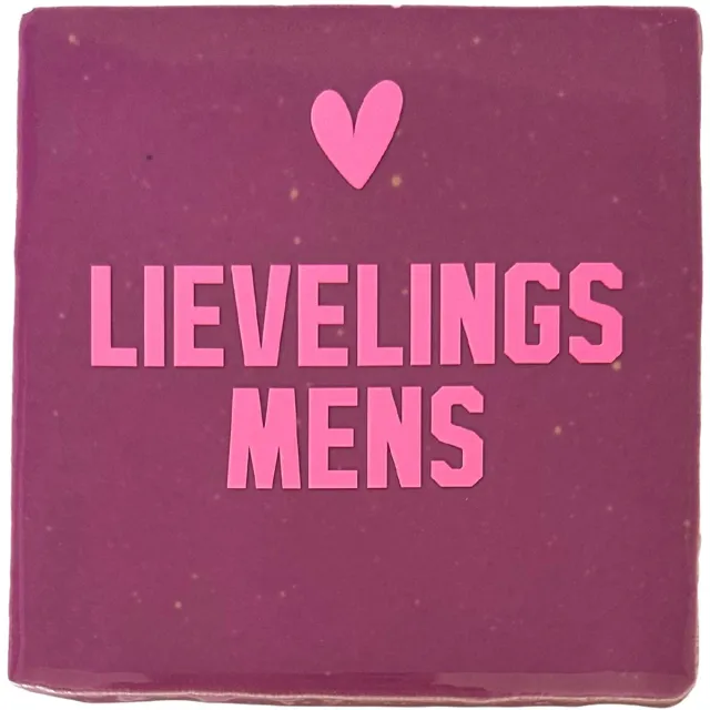 Snoes Spreuktegel – Lievelingsmens – Lila met Lichtroze – Inclusief Plakhaakje – Handgemaakt Keramiek 10x10 cm – Pastel Decoratie – Persoonlijk Cadeau Vriendin – Wanddecoratie Lieveling Mens