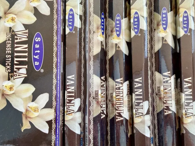 Satya wierook Satya vanilla 20incese sticks x 6 Packet bruin
