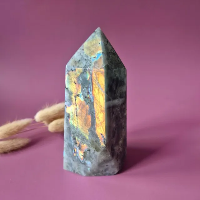 Moonlight Gemstones XL Edelsteen Paarse / Oranje Labradoriet Tower met Regenboog Flash – 646g Marineblauw