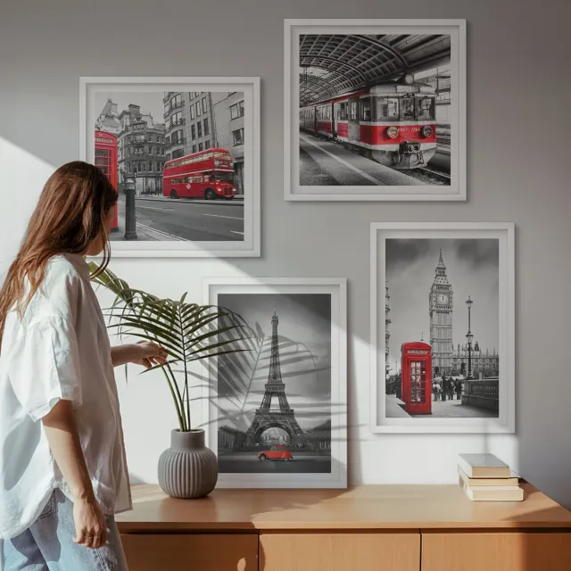 TULUP 4-Delige Schilderij Set - Rode bussen in het stedelijk landschap - 40x40 en 40x60 - Decoratieve Schilderijen - Wanddecoratie - Hal - Interieur Decoratie Witte lijst